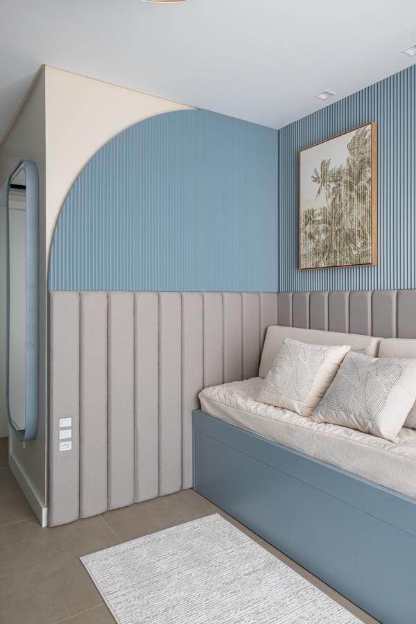 Cama sob medida com cabeceira estofada e painel azul em arco