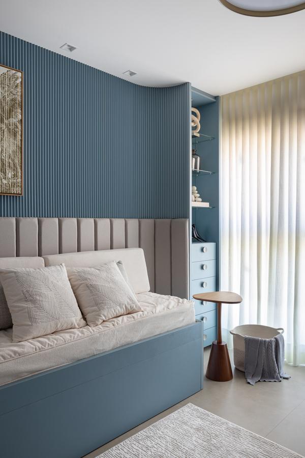 Cama sob medida com cabeceira estofada e painel ripado azul