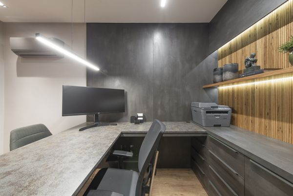 Mesa em L com gaveteiro grafite e painel ripado em madeira com prateleira iluminada