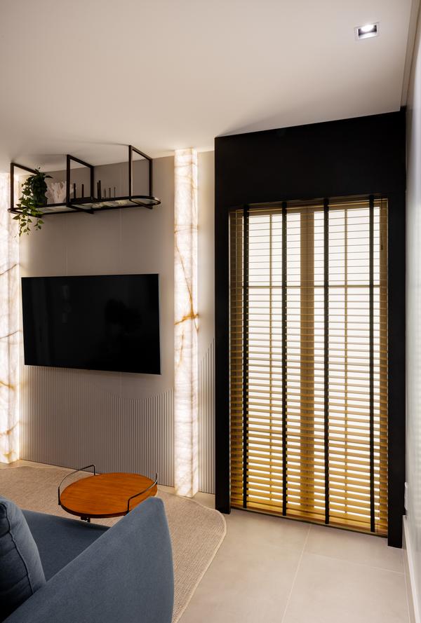 Painel ripado com colunas iluminadas, prateleira suspensa e painel de TV