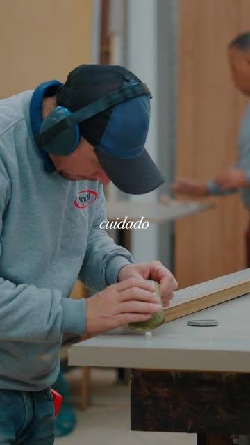 Artesão da Mocril trabalhando madeira na oficina